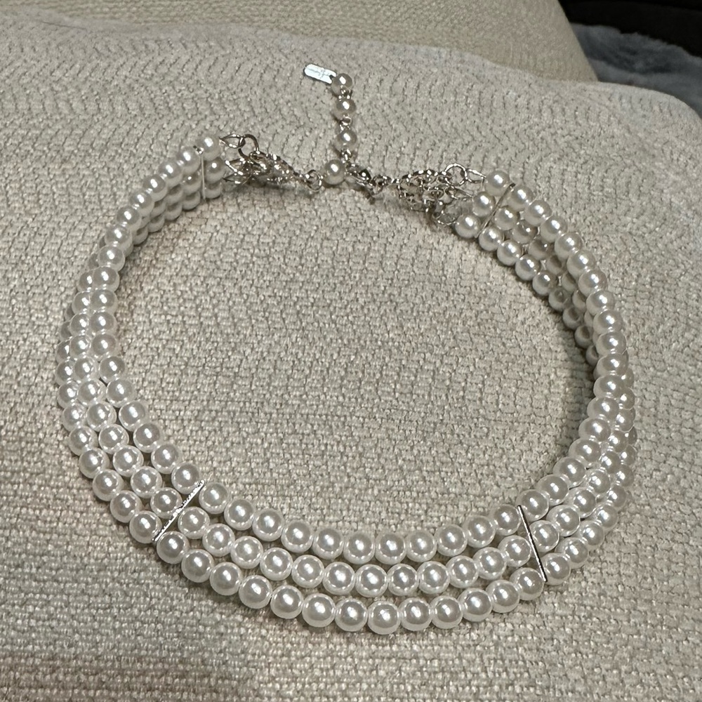 Collar Necklace, faux pearl with adjustable clasp/chain. Like new.